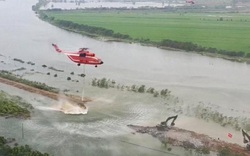 Video: Dùng trực thăng để đắp đê ngăn lũ tại Trung Quốc