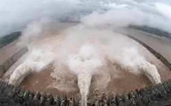 Cảnh tượng nước lũ đục ngầu đổ về hồ chứa Tam Hiệp, 14 người chết thương tâm