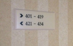 Vì sao phòng khách sạn thường không có số 420?