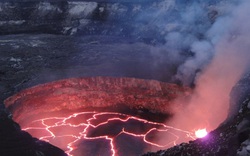 Hồ nước nóng kỳ lạ liên tục phát triển trên miệng núi lửa