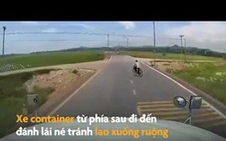 Video: Thót tim cảnh xe container lao xuống ruộng khi tránh người đi xe đạp sang đường ẩu