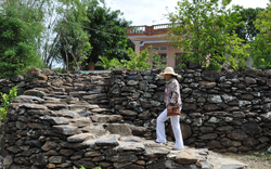 Phú Yên: Lạ lẫm, ngôi làng đi từ nhà ra bãi tha ma ở đâu cũng gặp đá