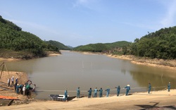 Quảng Ninh: Cận cảnh lắp bơm dã chiến trên hồ nước ngọt "khủng" đang ngấp nghé mực nước "chết"