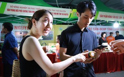 Du khách nước ngoài thích thú, "móc ví" mua sản phẩm OCOP tại phố đi bộ Trịnh Công Sơn