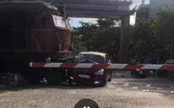 Video: Cận cảnh ô tô "thông" gác chắn bị tàu hỏa húc văng kinh hoàng