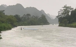 Mưa dông, đò chở du khách tại chùa Hương bị lật
