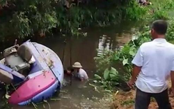 Video: Máy xúc trượt khỏi xe fooc lao xuống sông, tài xế bị đè tử vong thương tâm
