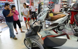 Dịch Covid-19: Giá xe máy “trượt dốc", doanh số giảm 1/3