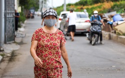 Người dân ngửi mùi khó chịu sau vụ cháy nhà kho hoá chất trong cảng Đức Giang