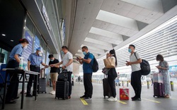 Bắc Kinh nới lỏng phong tỏa, người dân đổ xô đi mua vé máy bay