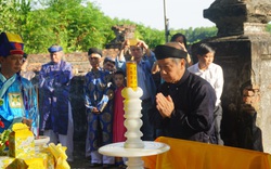 Chủ tịch TT-Huế mặc áo dài khăn đóng dâng hương tri ân ông tổ áo dài Việt Nam 