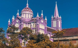 Nhà thờ màu tím, hồng nổi bật giữa nền trời ở Nghệ An