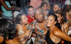 Vì sao võ sĩ Mike Tyson tấn công 7 gái mại dâm?