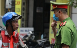 Hà Nội: Công an nhắc nhở đeo khẩu trang, nhiều người dân vẫn thờ ơ