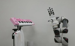 Thú vị: Robot Hàn Quốc chơi đàn piano một cách duyên dáng