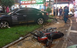 Ô tô Camry tông 8 xe máy ở Sài Gòn, nhiều người bị thương