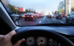 Video chuyên gia chia sẻ "Lái xe an toàn - Lái xe khi trời mưa"