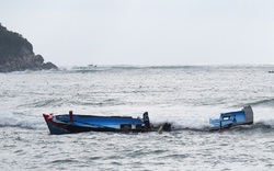 Thanh Hóa: Cứu sống 5 ngư dân bị chìm tàu trên biển