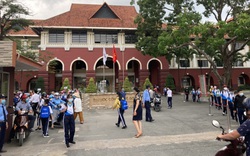 Bất chấp lệnh cấm, trường Nguyễn Khuyến cho 800 học sinh đến lớp giữa mùa Covid-19