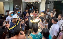 Giải cứu bé sơ sinh bị bỏ rơi mắc kẹt giữa 2 tường nhà ở Hà Nội