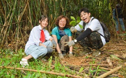 Jun Phạm cùng các em nhỏ tạo lá chắn bảo vệ rừng Bến En với 5.000 cây xanh