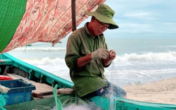 Chống dịch Covid-19: Ngư dân Sầm Sơn ra khơi một mình, lên bờ là đeo khẩu trang