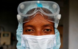 Ảnh thế giới 7 ngày: Gương mặt nhễ nhại mồ hôi của nhân viên y tế giữa tâm bão Covid-19