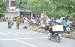 Yên Bái: Chợ "nhảy" ra đường, ẩn họa tai nạn giao thông 