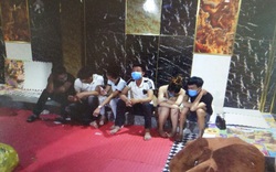Giữa dịch Covid-19, 1 nữ và 13 nam thanh niên ăn nhậu, chơi ma tuý trong quán karaoke khoá trái cửa 