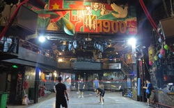 Nghỉ kinh doanh do dịch Covid-19, quán Bar giữa phố cổ Hà Nội chuyển thành nơi chơi cầu lông, đá cầu 