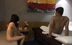 Nữ nhân viên khỏa thân kích dục cho khách trong cơ sở massage