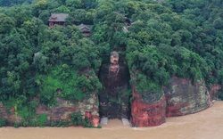 Trung Quốc: Lũ lớn sầm sập đổ về ngập cả chân tượng khổng lồ có từ đời Đường, cao 71m