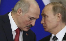 Nóng Belarus: Biểu tình rầm rộ, Tổng thống Lukashenko xách súng tiểu liên bay đến Dinh Độc lập