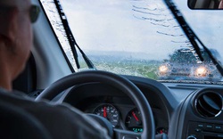 Lái xe oto dưới trời mưa: 6 bí kíp bỏ túi cho tài xế