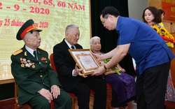 Bí thư Hà Nội Vương Đình Huệ trao Huy hiệu Đảng cho đảng viên quận Hoàn Kiếm
