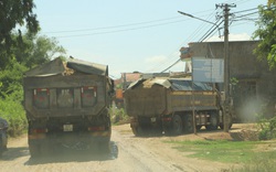 Bình Định: "Hung thần" xe tải... "phá nát" đường