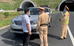 Đà Nẵng: Bắt ô tô chở người từ vùng dịch vượt chốt trốn cách ly