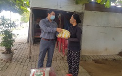 Covid-19: Chủ tịch Hội nông dân TP Đà Nẵng đến tận nhà trao quà cho nông dân nghèo