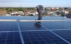 Ồ ạt đầu tư điện mặt trời mái nhà để hưởng giá cao 
