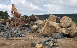 Gia Lai: Khai thác hàng trăm khối đá trái phép ngay gần trụ sở UBND xã