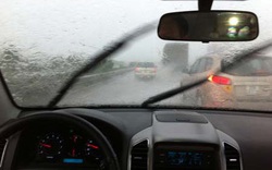 Lái xe oto mùa mưa bão: Những kinh nghiệm "vàng" cầm vô lăng