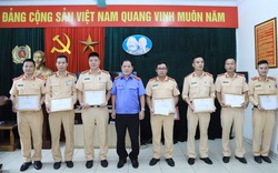 Chánh Văn phòng VKSND tối cao khen 1 đội CSGT ở Hà Nội