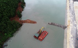 Nạo vét khu neo đậu tránh trú bão Vân Đồn, bùn thải tràn ra vịnh Bái Tử Long