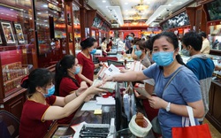 Giá vàng lên 62,2 triệu đồng/lượng, các cửa hàng ở Hà Nội nhộn nhịp người mua bán