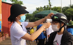 Sĩ tử phố núi Sơn La kiểm tra y tế nghiêm ngặt trước khi thi môn Ngữ Văn