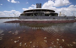 Cỏ dại, ngập lụt xung quanh sân bay bỏ hoang trị giá 13 tỷ USD ở Mexico