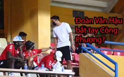 Đoàn Văn Hậu bắt tay, "khoe" chấn thương với Công Phượng trên khán đài