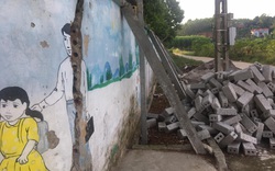 Phú Thọ: Trường Mầm non xã Vụ Quang nứt toác cổng, phải dùng cột chống