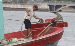 Quảng Bình: Ngư dân vội vã đưa tàu thuyền vào bờ