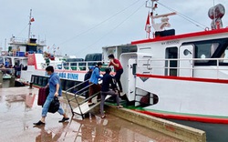 Quảng Ngãi: Du khách hối hả rời đảo Lý Sơn trước giờ bão đến
